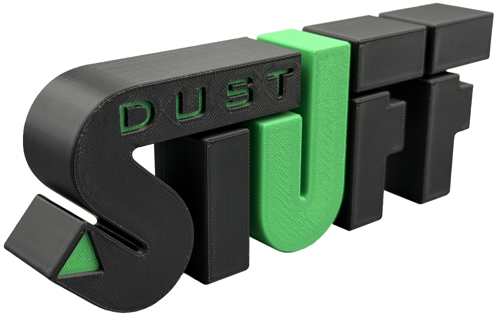 StuffDust-logotypen 3D-printad i svart och grön PLA – ordet DUST inpräglat i STUFF